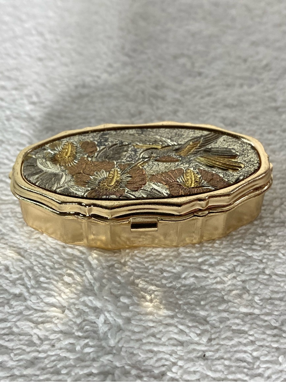 Vintage Gold Tone Hummingbird Floral Compact Sewing Kit Grannycore Art Of Chokin - Picture 2 of 15